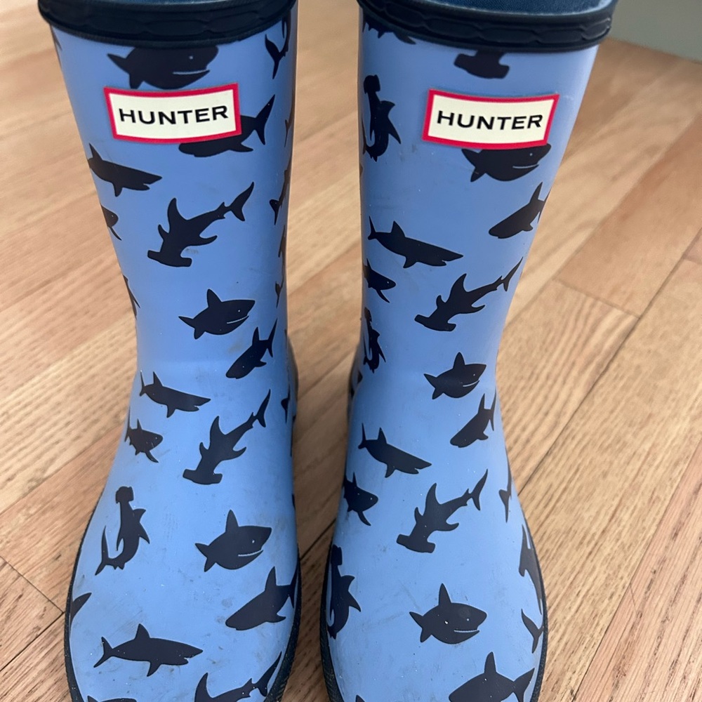 Hunter Kids' Blue Shark Pattern Boots - Picture 2 of 4